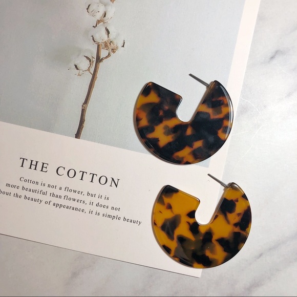 UO Style Dark Tortoise Hoop Earrings - Picture 3 of 5